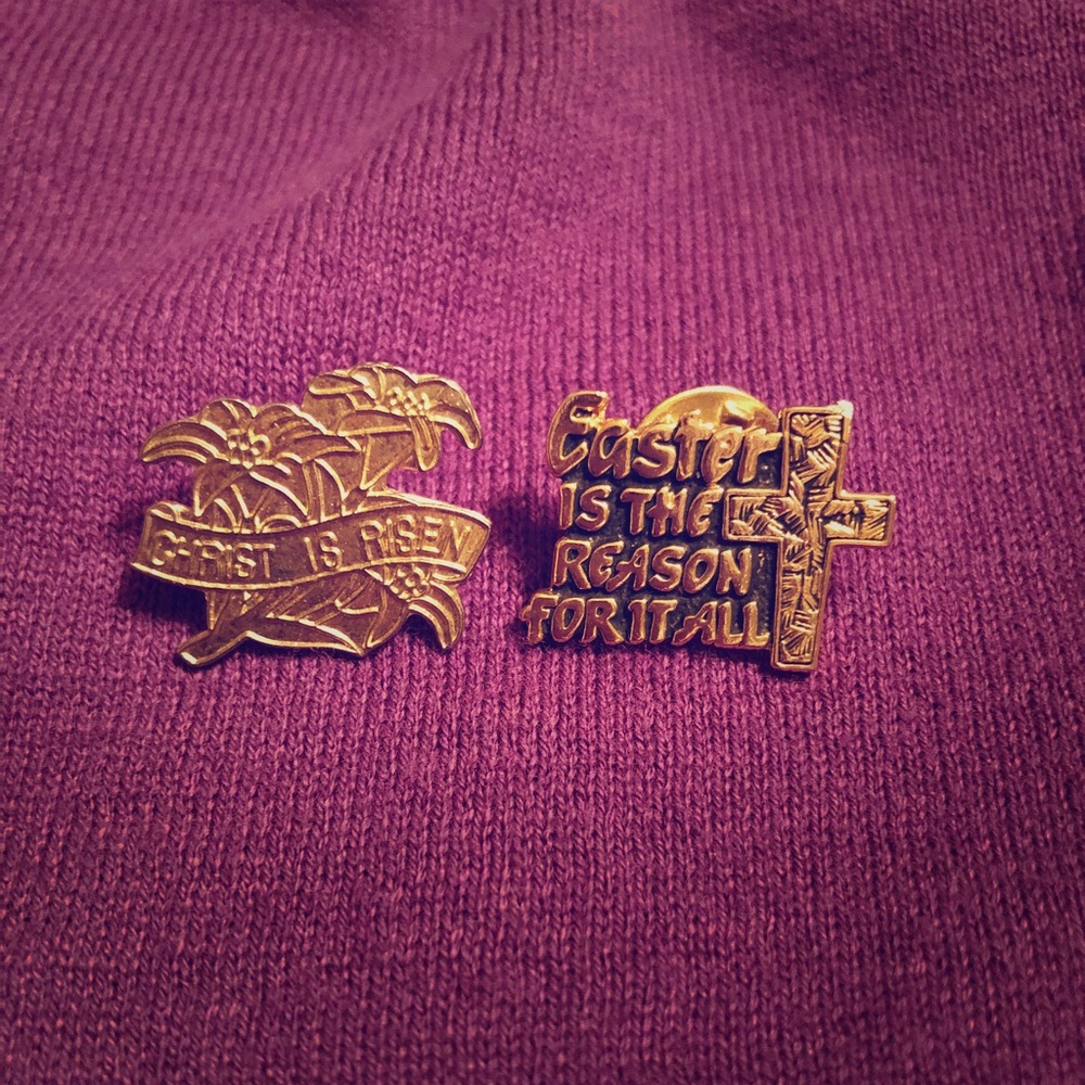 Set of two gold Easter pins.